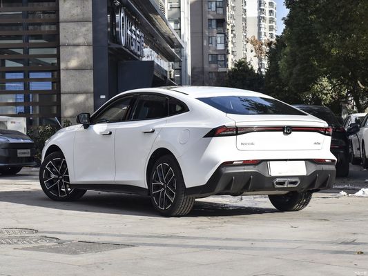 Changan Qi Yuan A06 с белым внешним цветом и гидравлической тормозной системой