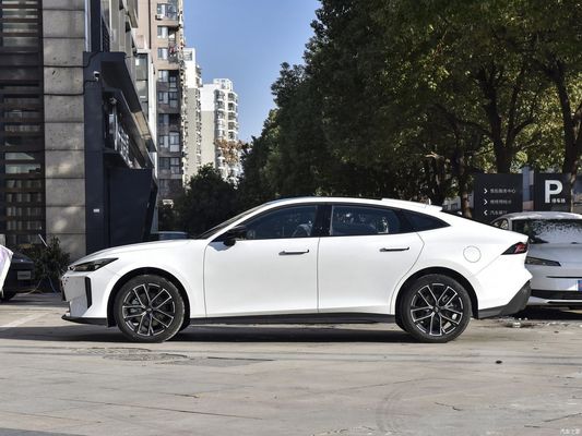 Changan Qi Yuan A06 с белым внешним цветом и гидравлической тормозной системой