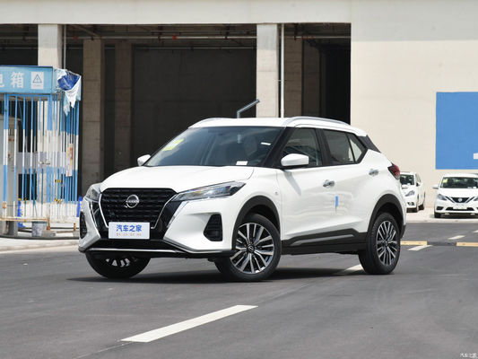 Бензиновый внедорожник 2023 Nissan Kicks с автоматической коробкой передач и модным дизайном