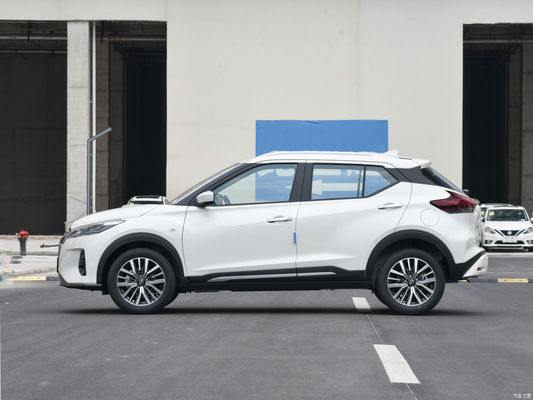 Бензиновый внедорожник 2023 Nissan Kicks с автоматической коробкой передач и модным дизайном