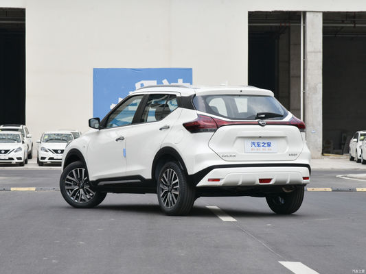 Бензиновый внедорожник 2023 Nissan Kicks с автоматической коробкой передач и модным дизайном