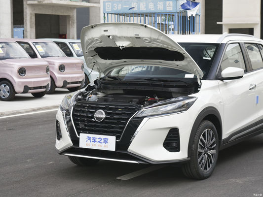 Бензиновый внедорожник 2023 Nissan Kicks с автоматической коробкой передач и модным дизайном