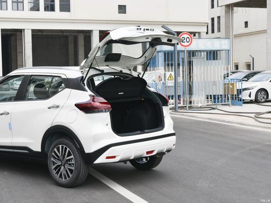 Бензиновый внедорожник 2023 Nissan Kicks с автоматической коробкой передач и модным дизайном