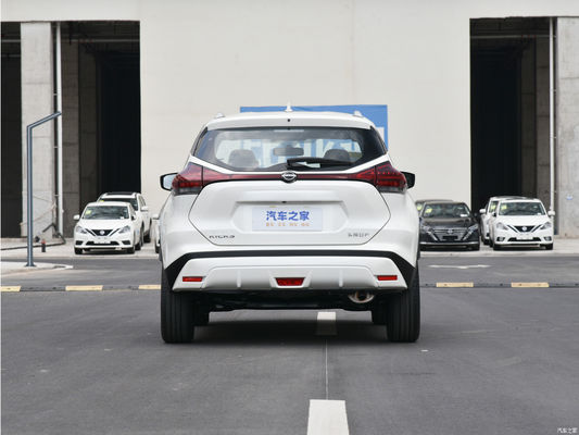 Бензиновый внедорожник 2023 Nissan Kicks с автоматической коробкой передач и модным дизайном