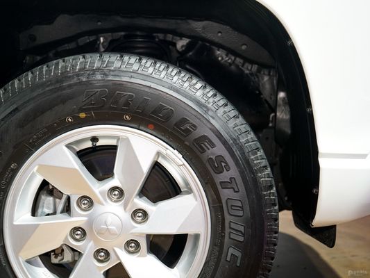 Пикап дизельное транспортное средство Mitsubishi L200 2023 2.3t Tanqu максимальная скорость 171 км/ч